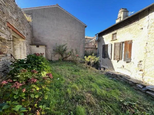 Maison de village avec terrasse, garage et jardin