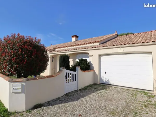 Au CALME, proche CENTRE VILLE et commerces (500m), PLAIN-PIED offrant 3 chambres