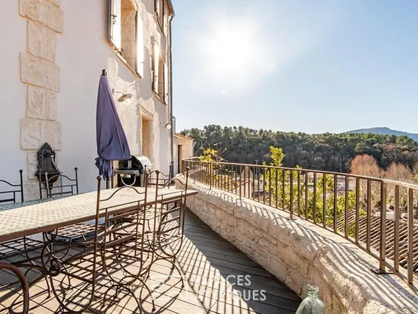 Maison de village rénovée avec terrasse panoramique et studio indépendant