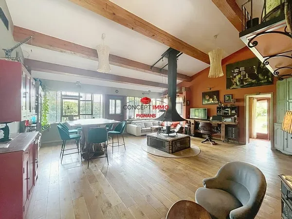 Villa de plain-pied avec 2 dépendances et une piscine sur 2200 m²