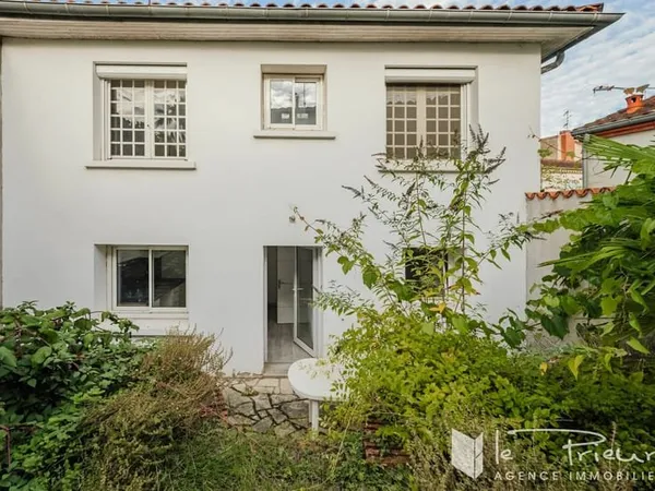 Intéressante maison des années 60, composée de 2 logements, proche centre-ville, idéale famille ou i
