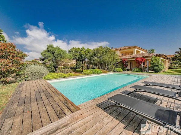 Maison 8 pièces 250 m²