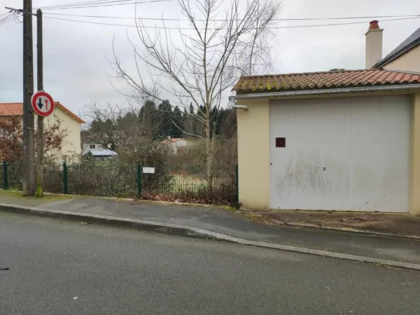 Terrain constructible non viabilisé à Cerizay de 891 m2 avec garage