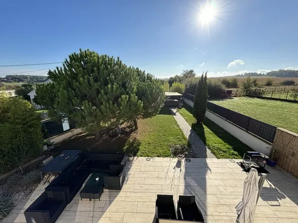 Maison familiale moderne avec terrasses et jacuzzi