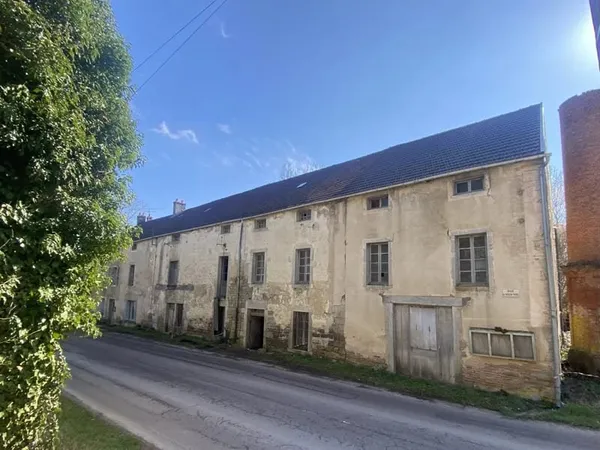 MOULIN et maison de 175 m² avec grandes dépendances et terrain