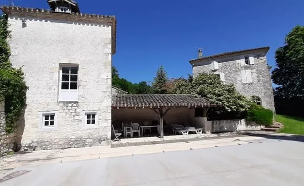 Bel ensemble immobilier niché sur les hauteurs du Quercy au nord ouest du Tarn et Garonne,