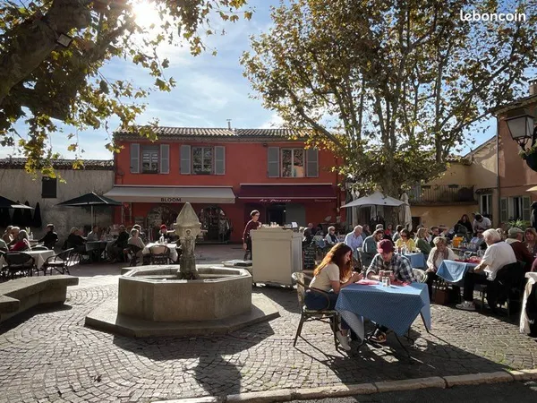 Biot village historique place principale