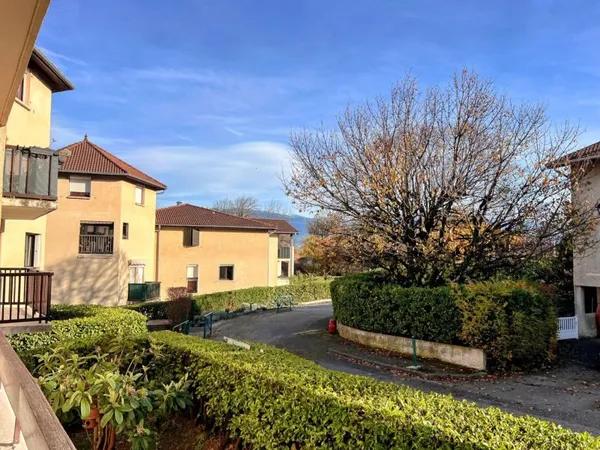 Seyssins Centre - Mairie  Appartement T4 avec séjour double,