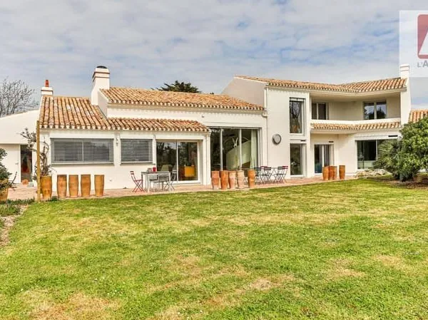 Maison 8 pièces 336 m²
