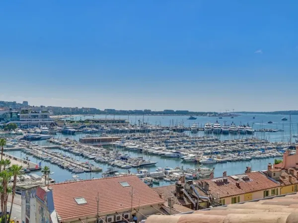 Le Suquet, 3 pièces traversant de 74 m² avec vue mer en dernier