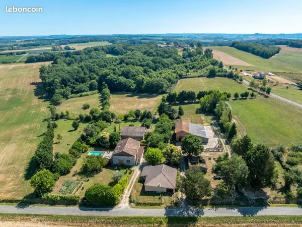 2 maisons, trois dépendances, sur 4,7 hectares en label bio