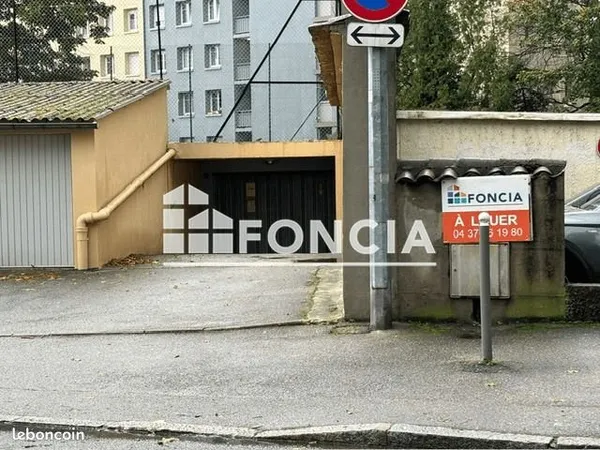Parking 15 m² Ecully