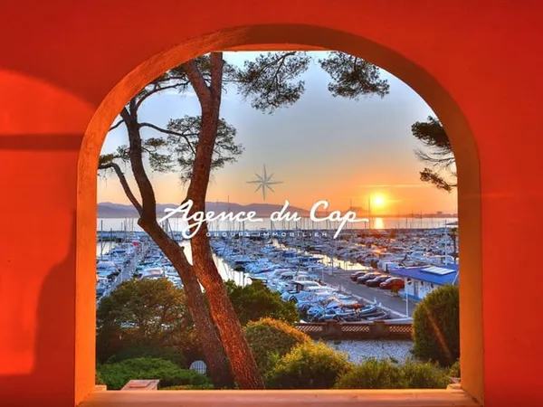 VILLA DE CARACTERE SUR LE PORT SANTA LUCIA VUE MER TOUT A PIED AVEC PISCINE A SAINT RAPHAEL