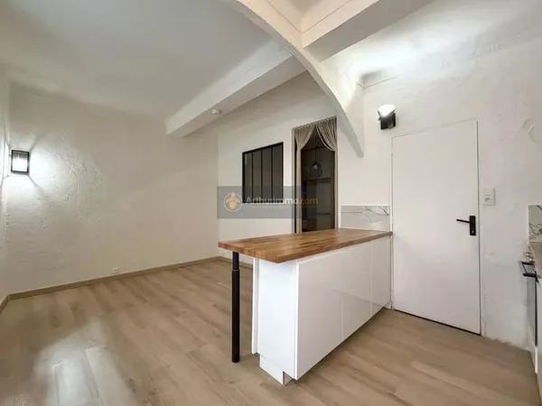 EXCLUSIVITE - FREJUS CENTRE- SPACIEUX STUDIO AVEC COIN NUIT