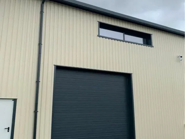 Local neuf 220m2 entrepôt garage artisan stockage