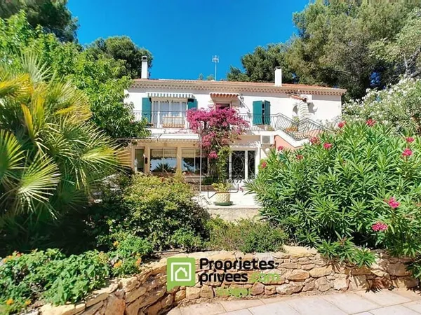 BANDOL (83150) - NUE PROPRIÉTÉ - ENSEMBLE IMMOBILIER AVEC TERRAIN ET PISCINE