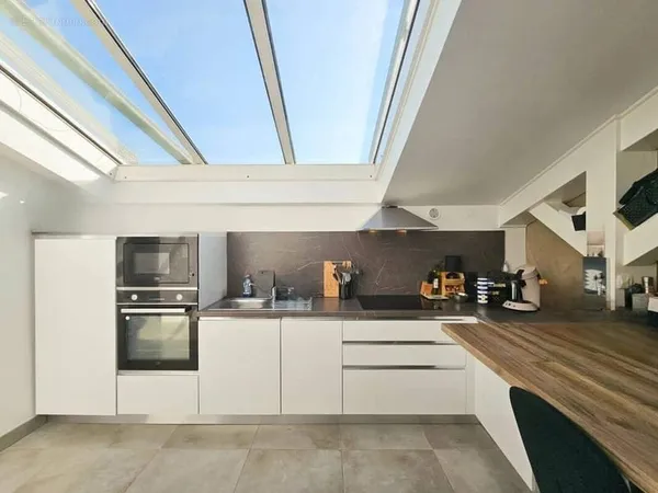 Appartement atypique type loft - Dernier étage - 92 m² Carrez / 120 m² au sol - Hyper centre Saint-R