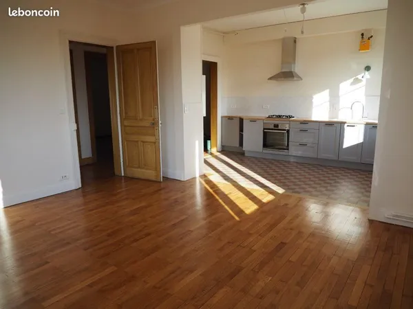 3 pièces de 77 m² . Lumineux avec jardin . Avenue du Commandant Marceau à Besançon
