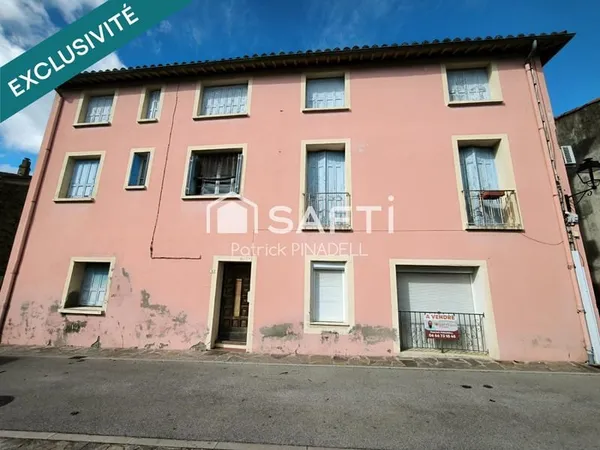 Maison d'habitation de type T6, composée de 5 chambres, 3 salle de bains, 2 wc, 1 cuisine et 1 salon