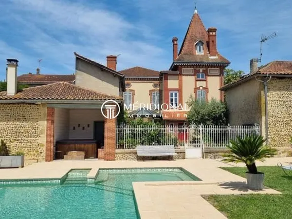 Elégante Bastide Française du 19ème en coeur de village