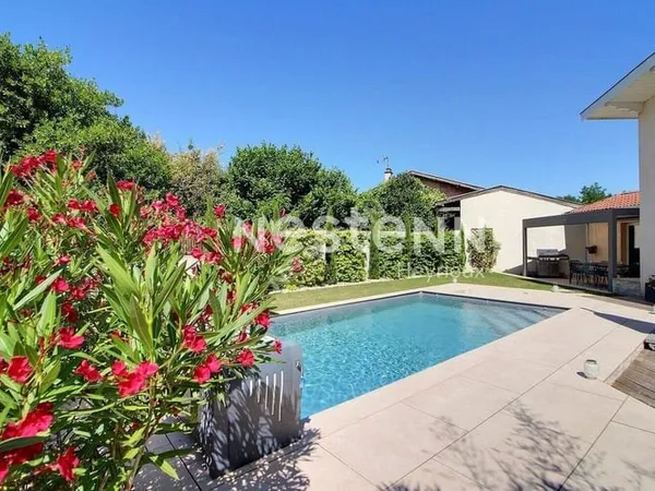Maison 7 pièces 215 m²