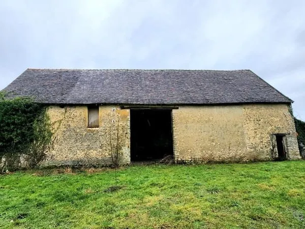 Vesly - Belle grange en pierres de 140 m2 au sol à aménager complètement - Toiture neuve - viabilisé