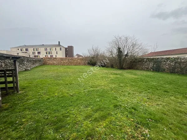 Découvrez sans tarder ce superbe terrain entièrement clos, idéalement situé sur la commune de Saint-