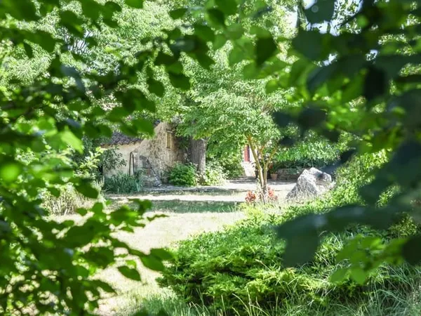 Propriété en pierre proche Barjac dans un environnement naturel exceptionnel