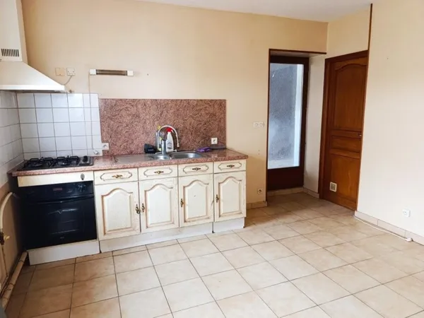 Charmante maison de ville 4 pièces à Issoudun (36) - Proche commodités, avec courette et cave voûtée