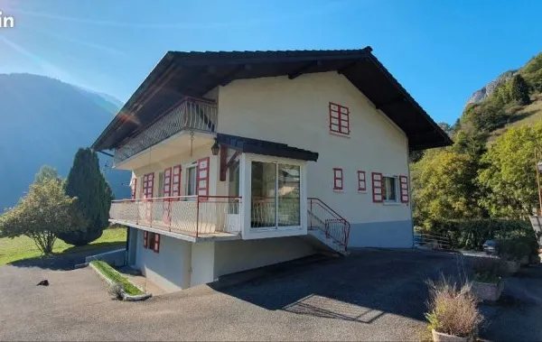 Maison proche coeur du village, 4 chambres, 250 m2 à exploiter
