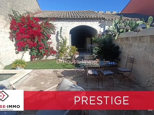 Charmante maison de 3 pièces avec piscine et jardin paysager à Aigues-Mortes.
