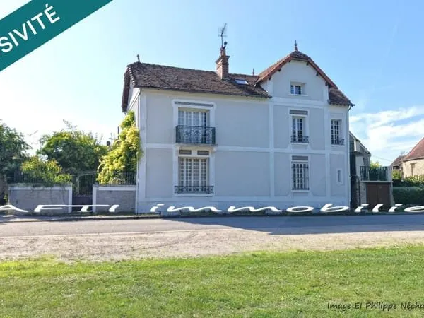 Maison de charme avec 4 chambres / 191m2 sur 600m2 de terrain clos de hauts murs + dépendances
