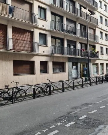 STUDIO AVEC PIECE A COUCHER AVEC CAVE ET PARKING SOUS/SOL