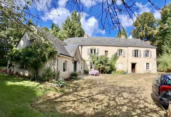 Grande demeure Bourgeoise avec 9 ha de bois à 20 minutes du