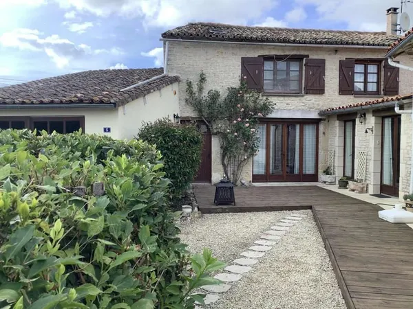 Charmante maison de campagne avec piscine à Pamproux