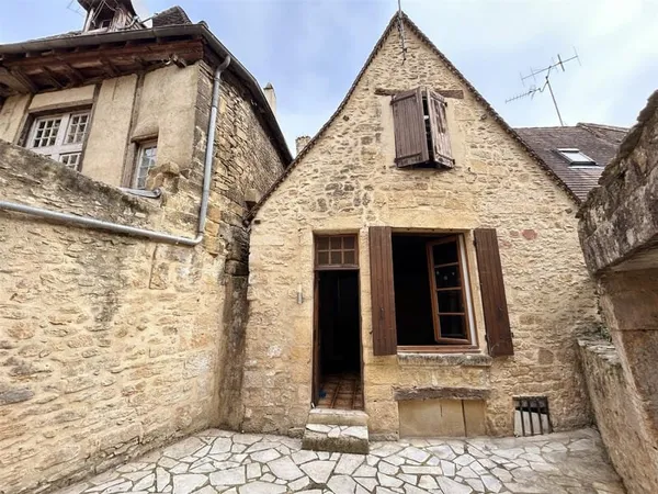 Sarlat, centre-ville médiéval belle maison à rafraîchir avec cour !