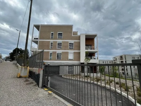 Stationnement Location Bron   110€