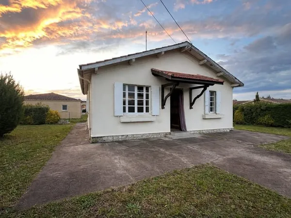 Secteur Sainte-Livrade-sur-Lot, à 5 minutes de toutes les commodités, venez découvrir cette jolie ma
