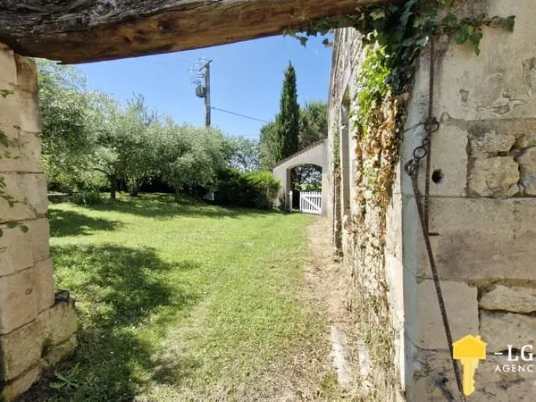 Maison à rénover entièrement, garage, terrain 1090 m2 enviro