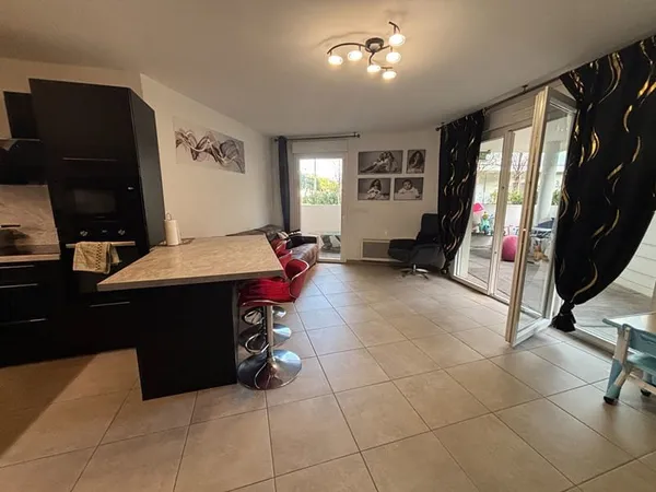 A vendre, Appartement Marseille 13ème Saint Mitre, garage, 4 pièces 80 m2, grande terrasse.