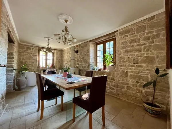 Domaine en pierre de caractère - Volumes, dépendances et appartement indépendant - Port-Lesney