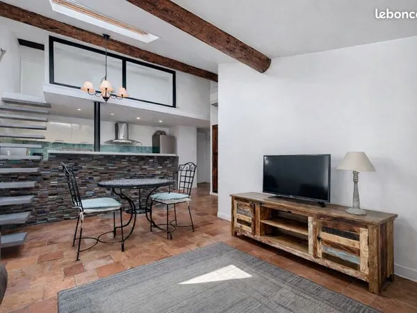 Vieil Antibes Appartement T3 de charme au coeur d'une adresse emblématique