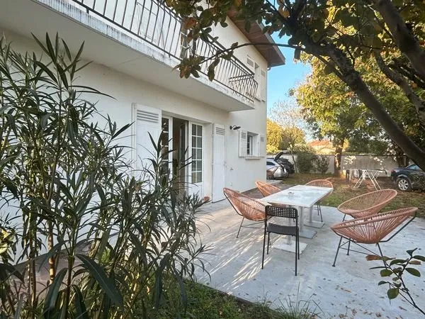 Grande Chambre avec salle de douche et WC privatifs en coliving, proche TRAM