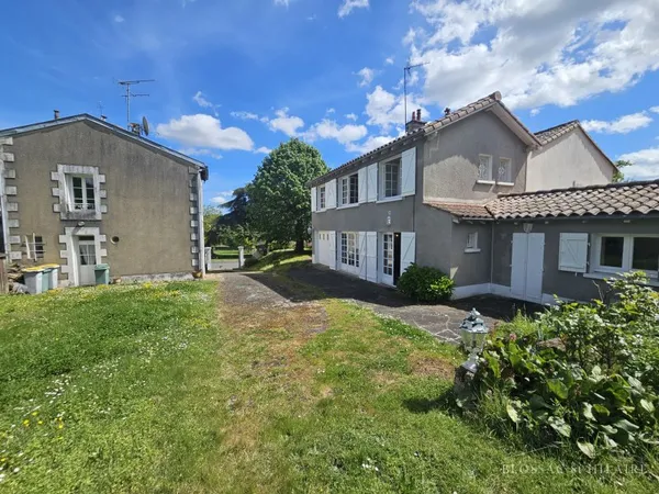 VOUNEUIL-SOUS-BIARD, Deux maisons sur un terrain arboré au c