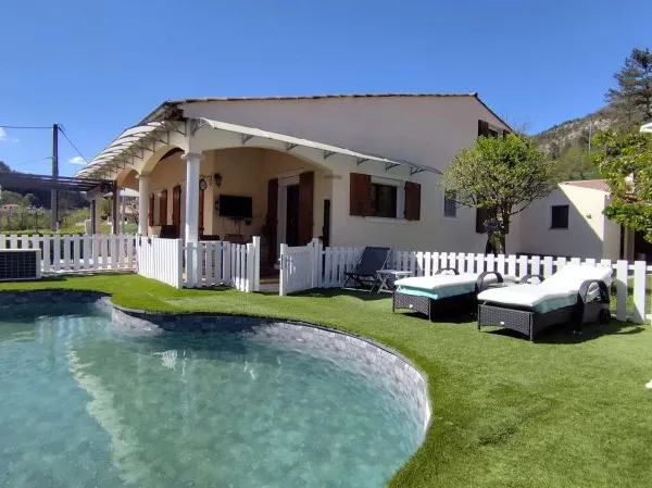 Maison 4 Pièces - Piscine et Garages