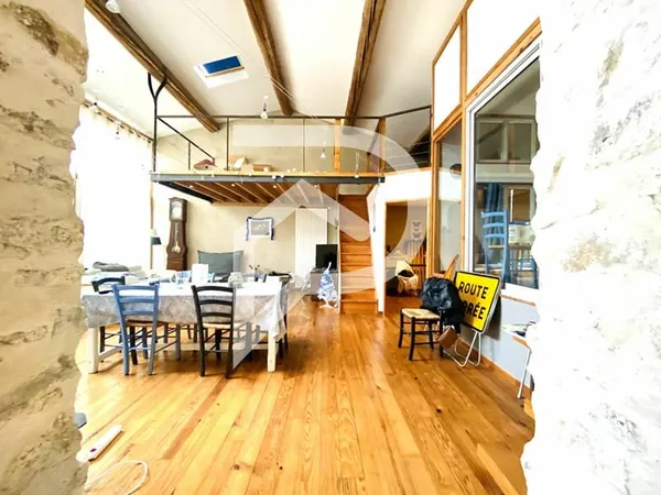 Immeuble de rapport pied cité médiévale 197 m2