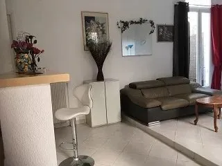 Meublé: Trois pièces de 65 m² avec terrasse dans une villa