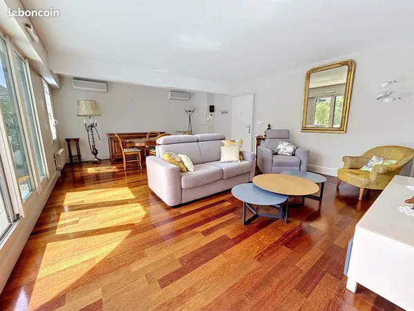Les arenes apt 3 pieces bis terrasse et garage ferme 2 places