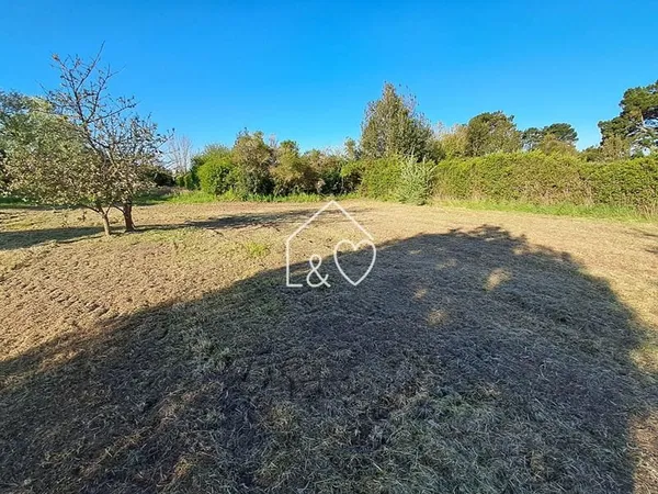 Terrain constructible , vendus viabilisés et libre de constructeurs.