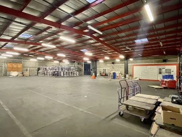 Local d'activité 2080 m²